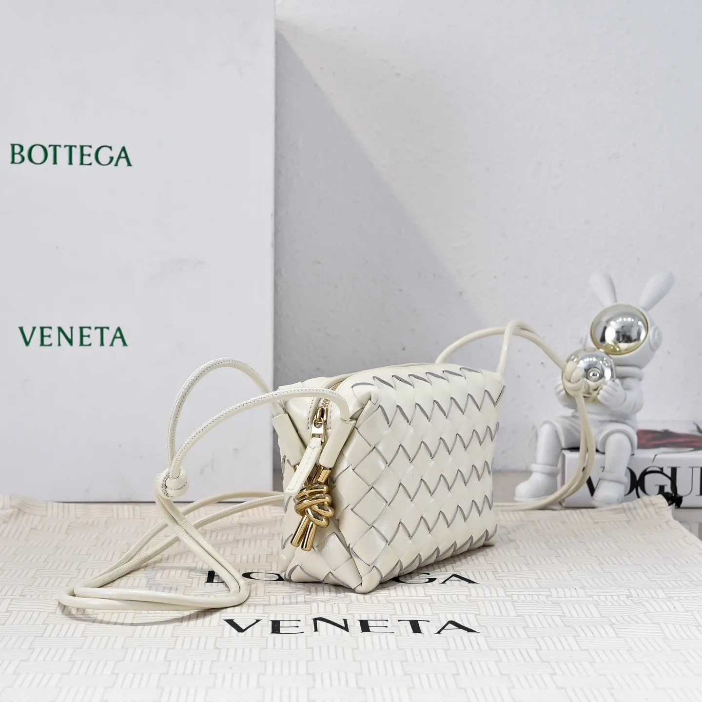 Batch 1560 𝗕𝗼𝘁𝘁𝗲𝗴𝗮 𝗩𝗲𝗻𝗲𝘁𝗮———— The latest version of the loop camera bag💥 from BV’s King of Cost-Effectiveness counter, large woven texture➕Ultra-high quality cow wax leather as always, with zipper, hardware decoration on both sides, adjustable drawstring, especially suitable for the tummy💫Can hold anything, very light weight, suitable🈴️for girls of all ages, size: 17*10*6cm Style number: 6125